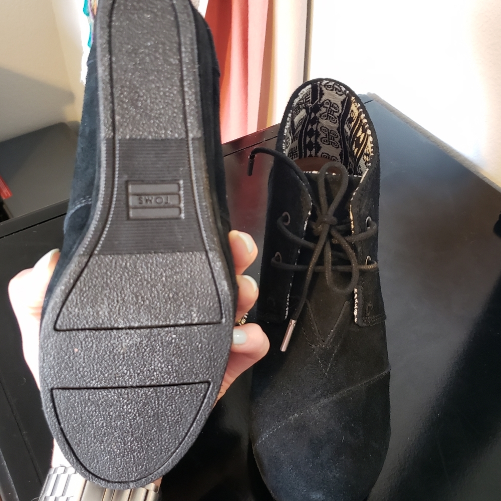 New Toms black wedge. Never been worn. Size 8.5 - Picture 2 of 4